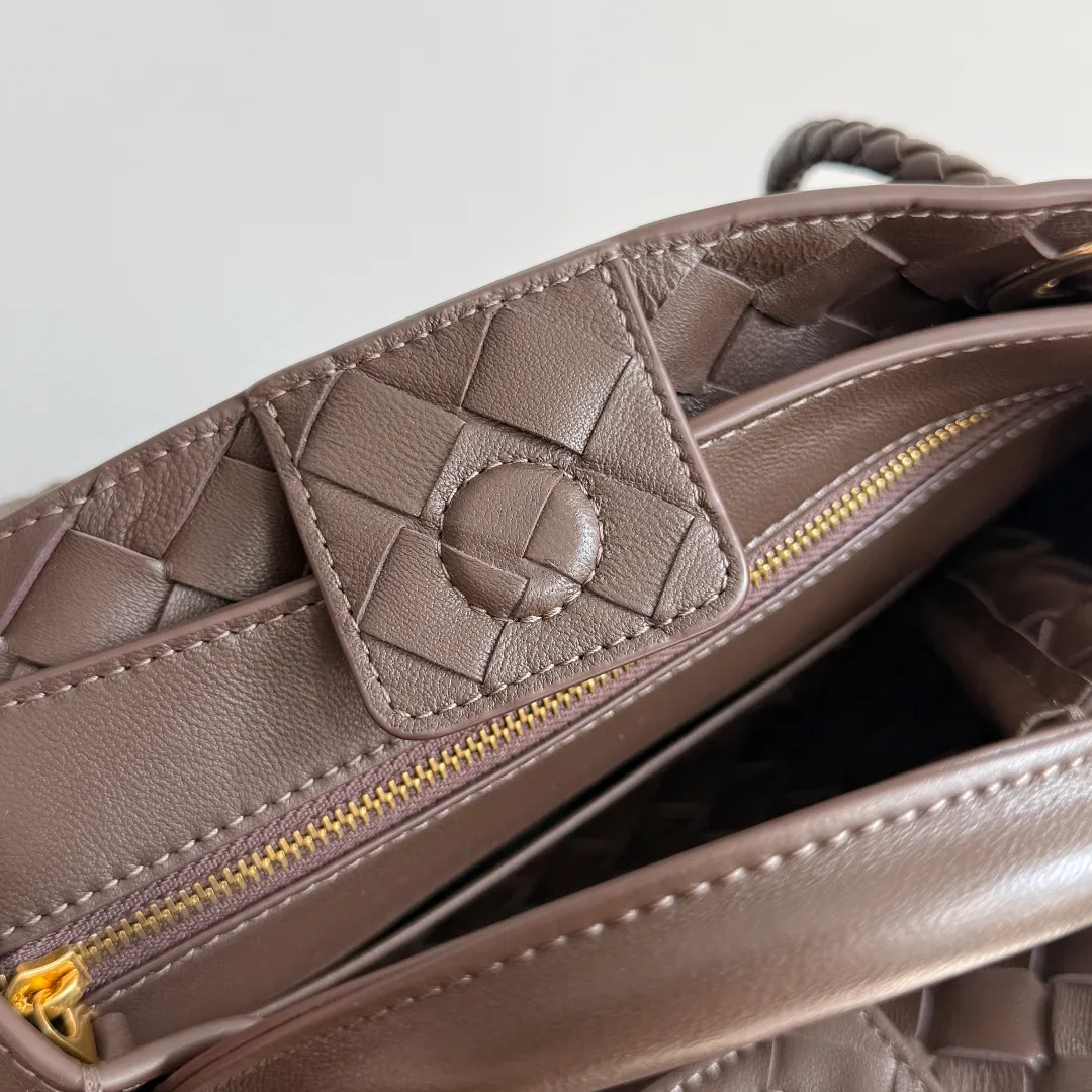 The new Andiamo batch of 3060 BV is shipped‼ ️The classic intercciato weaving process is used to create a soft bag, the metal knot is made of micro-cast aluminum using jewelry technology🪢, and the decorative beads are made of metal and hand-polished oak, allowing you to jump repeatedly between elegance and fun💃, making it unpredictable. Classic and versatile, it shows off your temperament, and the bag has a large capacity, making it very convenient for daily commuting! It has a variety of carrying methods, the shoulder straps can be adjusted by yourself, the original lambskin feels soft and delicate, and the unisex style breaks gender boundaries and brings a more practical and long-lasting use experience. The Andiamo, which has both elegant and casual styles, perfectly interprets the "fashionable old money style". Style number: 743568+wood hardware Color: candy brown Size: 25*22*10.5cm